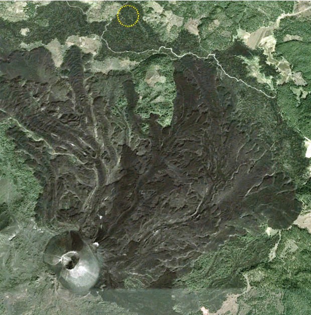 No canto à esquerda, imagem de satélite mostra o vulcão Paricutín; no detalhe em amarelo, o local onde fica a igreja, parcialmente enterrada pela lava (Foto: Editoria de Arte/G1)