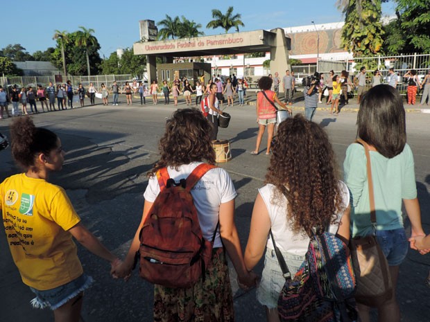 Na chegada à reitoria, houve bate-bota entre motociclistas e manifestantes (Foto: Marina Barbosa / G1)