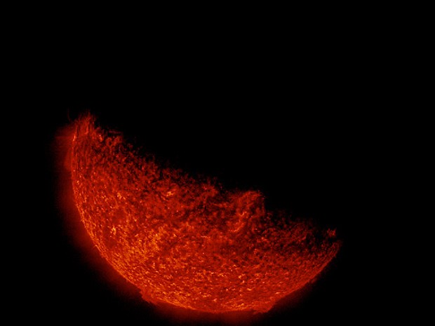 Visão do Sol parcialmente coberto pela Terra foi feita nesta segunda às 3h20 de Brasília (Foto: Nasa/SDO)