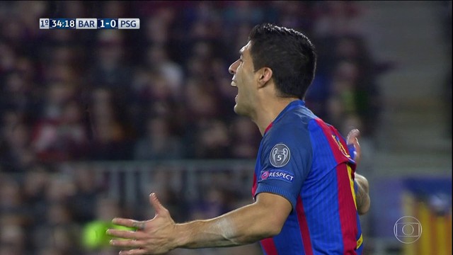 <p>
 Iniesta recupera a bola no ataque, Messi toca na &aacute;rea para Su&aacute;rez, que arrisca rasteiro da entrada da &aacute;rea, mas Trapp defende.</p>
