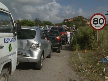 Batida deixou trânsito lento na rodovia. (Foto: Reprodução/TV Globo)