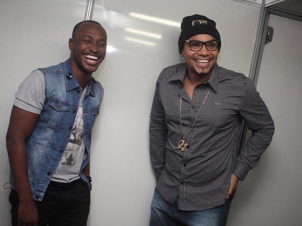 Thiaguinho e Naldo em bastidores de show no Rio (Foto: Dudu Fotógrafo/ Divulgação)