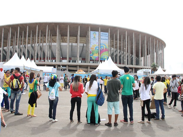 Torcedores se concentram em frente ao Estádio Mané Garrincha, em Brasília, para jogo entre Brasil e Camarões (Foto: Vianey Bentes/TV Globo)