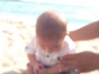 Flávia Sampaio mostra filho brincando na areia 