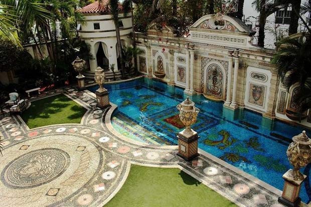 A piscina da casa, com o mosaico e cercada de objetos de arte (Foto: AP)