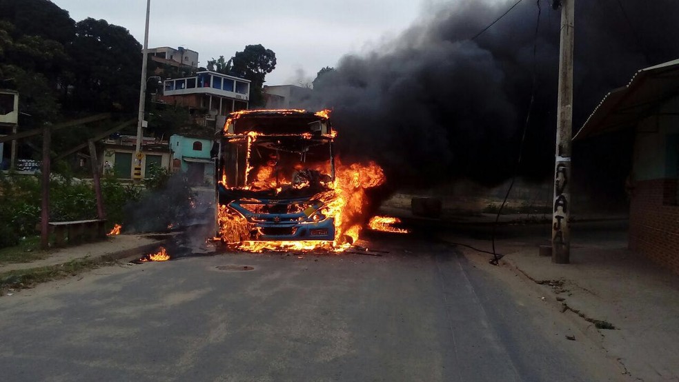 Ônibus incendiado em Cariacica (Foto: Divulgação/ Polícia Militar)