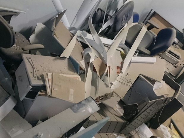 Agências de Padre Paraíso ficaram totalmente destruídas (Foto: Polícia Civil/Divulgação) Agências de Padre Paraíso ficaram totalmente destruídas (Foto: Polícia Civil/Divulgação)