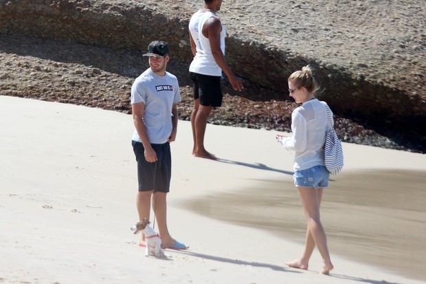 Fiorella Matheis e Alexandre Pato vão a Praia com cachorrinho (Foto: André Freitas / AgNews)