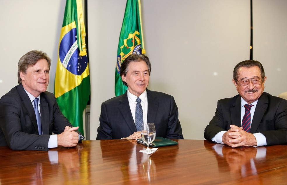 O presidente da República em exercício, senador Eunício Oliveira (PMDB-CE), entre os senadores Dário Berger (esquerda) e José Maranhão (direita), no gabinete da Presidência da República, no Palácio do Planalto (Foto: Alan Santos/PR)