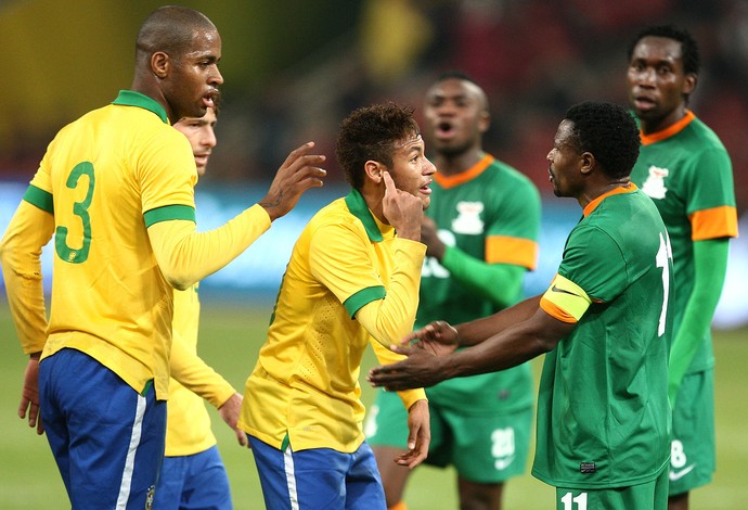 Neymar confusão jogo amistoso Brasil e Zâmbia (Foto: Mowa Press)