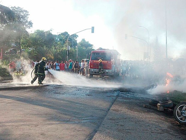 Bombeiros apagaram o fogo dos pneus durante o protesto an BR-101, na Serra (Foto: Vinícius Gonçalves/ G1 ES)
