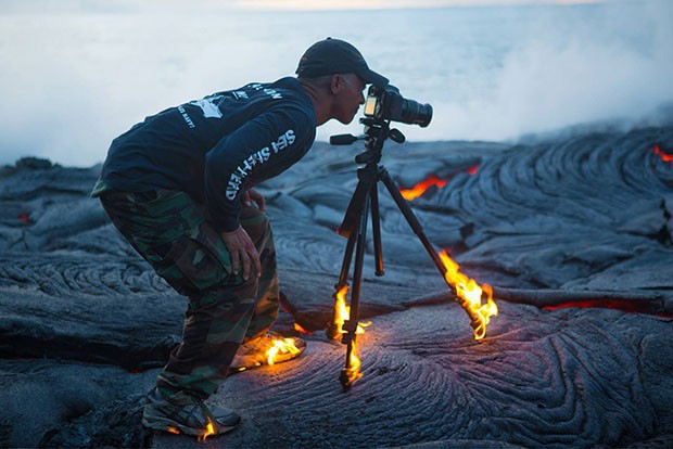 Tripé e tênis de Kawika Singson pegam fogo em sessão de foto em vulcão (Foto: Kawika Singson/Divulgação)