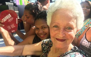 Maria Joana, de 76 anos, apertada entre adolescentes (Foto: Henrique Mendes / Gshow)