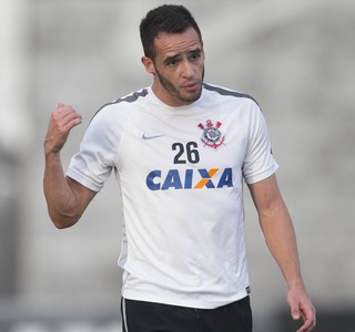 Inflamação no nervo ciático pode tirar Renato Augusto do clássico