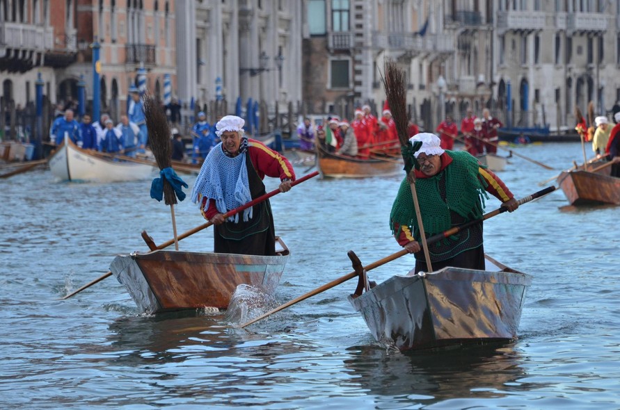 Dois homens disputam a Regata Benfane, no canal principal de Veneza. Realizada anualmente no Dia de Rei, a regata dá início à temporada de remo em Veneza, Itália,