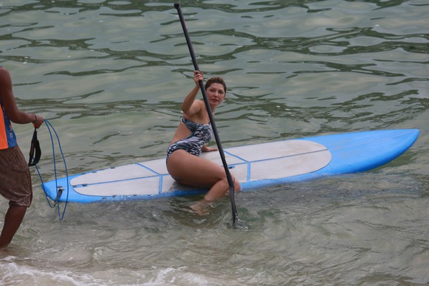 Antonia Fontenelle fazendo stand up paddle (Foto: Dilson Silva/ Ag. News)