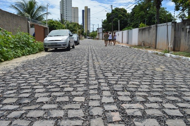 Rua São Gonçalo é uma das que já estão com sua pavimentação e sua drenagem concluídas (Foto: Alex Régis) Rua São Gonçalo é uma das que já estão com sua pavimentação e sua drenagem concluídas (Foto: Alex Régis)