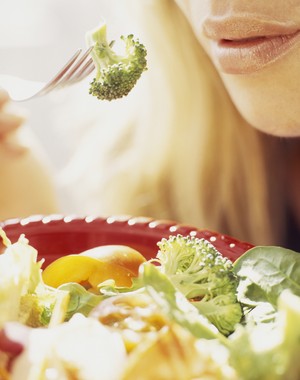 Comendo brócolis euatleta (Foto: Getty Images)