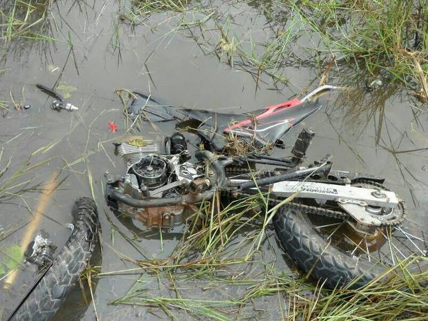 Duas pessoas que estavam na motocicleta morrerram na hora. (Foto: Divulgação/Polícia Militar) Duas pessoas que estavam na motocicleta morrerram na hora. (Foto: Divulgação/Polícia Militar)