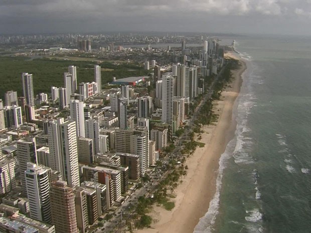 Praia de Boa Viagem, no Recife, está situada no trecho de 34 quilômetros do litoral pernambucano onde há risco de ataque (Foto: Reprodução/TV Globo)