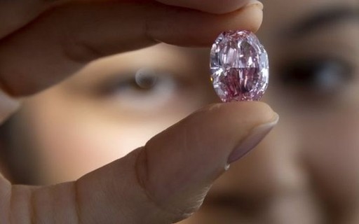 Maior diamante roxo rosa já leiloado é vendido por R 143 milhões