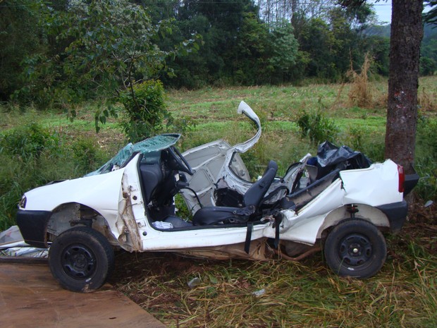 Ocupantes do carro morreram no local do acidente (Foto: PMRv/Divulgação)