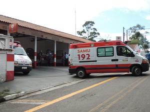 Na manhã desta segunda (11) ambulâncias deixavam o Samu de Ferraz. (Foto: Carolina Paes/G1)