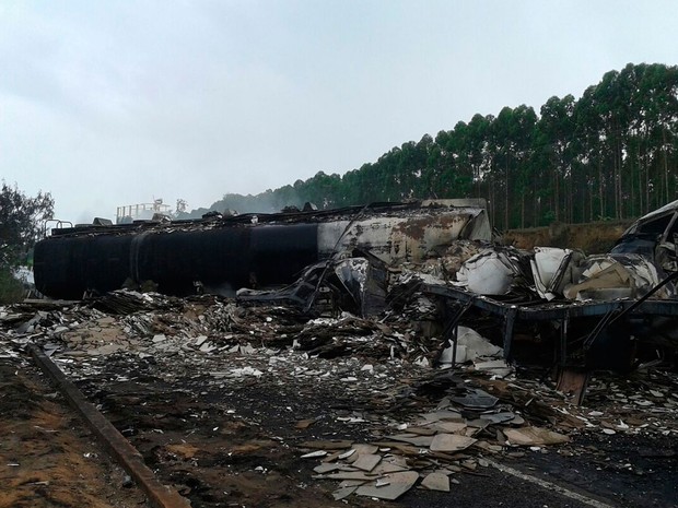 Carreta e caminhão explodiram após batida na Bahia (Foto: Rafael Vedra/Liberdade News)