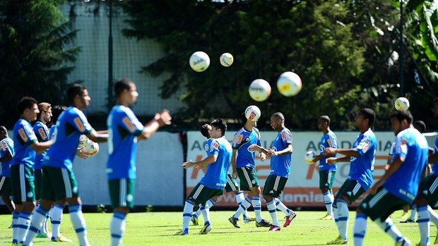 jogadores palmeiras treino (Foto: Marcos Ribolli / Globoesporte.com)
