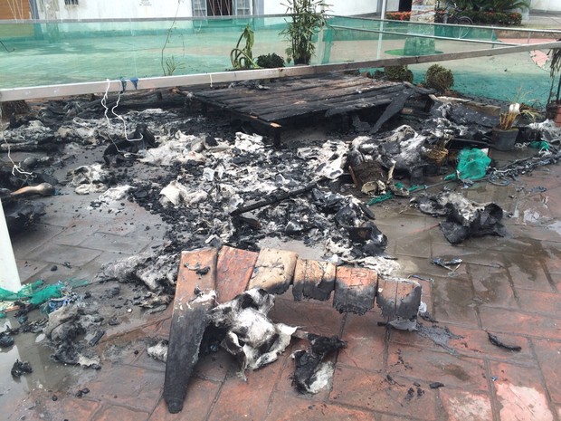 Incêndio destruiu todas as peças do presépio (Foto: Vinicius Kepe / G1)