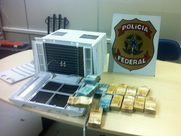 Dinheiro estava escondido dentro de ar-condicionado (Foto: Divulgação/Polícia Federal)