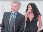 Bon Jovi surge grisalho e canta 'Livin' on a prayer' em casamento; VÍDEO
