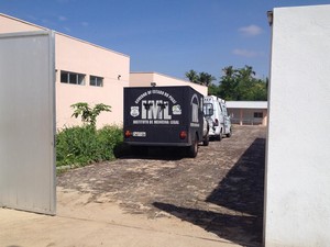 Carro do Instituto Médico Legal de Teresina foi buscar corpo na cidade de Bom Jesus (Foto: Gilcilene Araújo/G1)