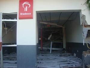 Prédio do Bradesco de Curimatá ficou danificado com explosivos (Foto: Indira Aragão)
