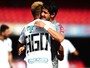 Em duelo sem brilho, Pato leva a melhor sobre Neymar no clássico