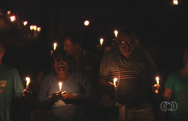 Moradores usam velas para enfrentar ruas escuras em bairro de Aparecida de Goiânia, GOiás (Foto: Reprodução/TV Anhanguera) Moradores usam velas para enfrentar ruas escuras em bairro de Aparecida de Goiânia, GOiás (Foto: Reprodução/TV Anhanguera)