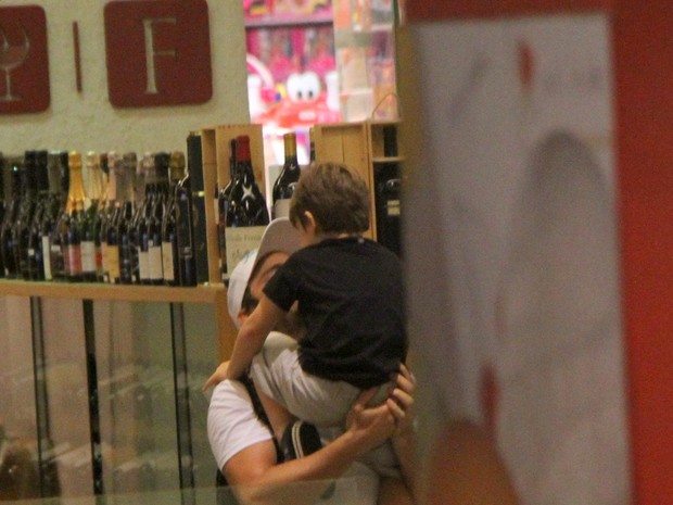 Thiago Rodrigues com o filho, Gabriel, em shopping no Rio (Foto: Daniel Delmiro/ Ag. News)