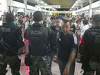 PM foi chamada para organizar embarque no metrô do Recife (Foto: Luna Markman / G1)