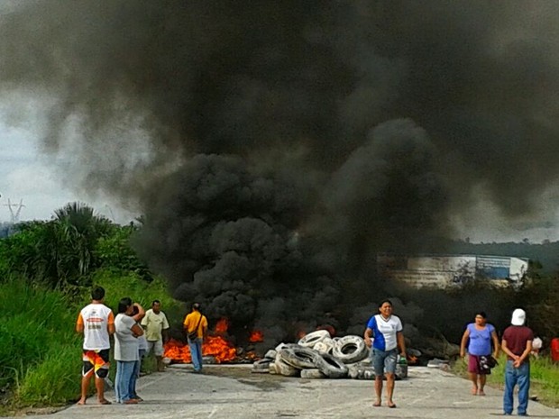 Barricadas com carcaças de carros e pneus foram montadas na rodovia e alguns foram queimados (Foto: Charles Bispo)