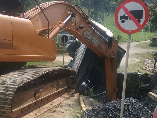 Placa indicava que veículos pesados não deviam passar pelo local  (Foto: Clarice Viebrantz/Divulgação)