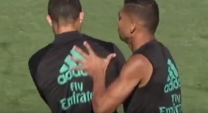 BLOG: Zoeira? Casemiro leva bolada e empurra Cristiano Ronaldo, que cai na risada