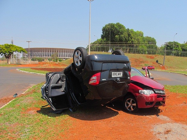 G1 Carro capota após ser atingido por outro na W5 Norte em Brasília