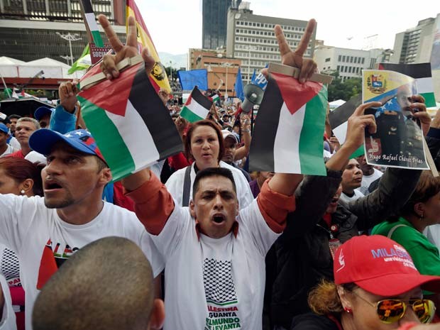 Em Caracas, manifestantes declaram apoio a palestinos durante protesto neste sábado (2) (Foto: AFP PHOTO/JUAN BARRETO)