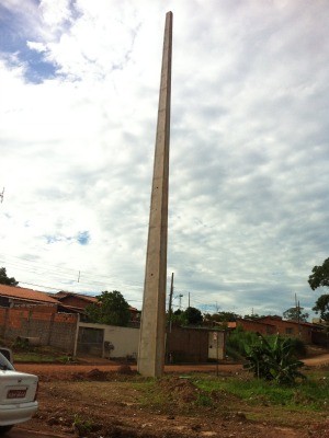 Postes já começaram a ser instalados  (Foto: Pollyana Araújo/ G1)