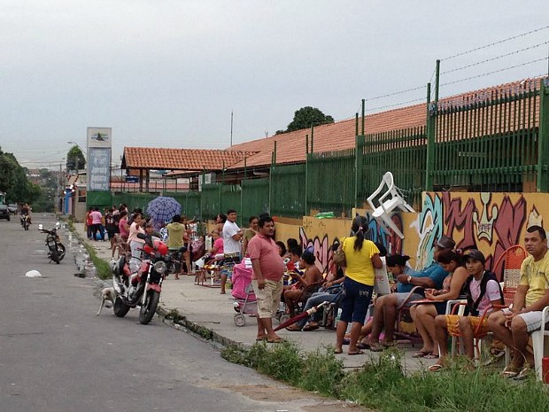 Familiares de estudantes amanheceram em fila de escola na Zona Leste de Manaus (Foto: Meike Farias/TV Amazonas)