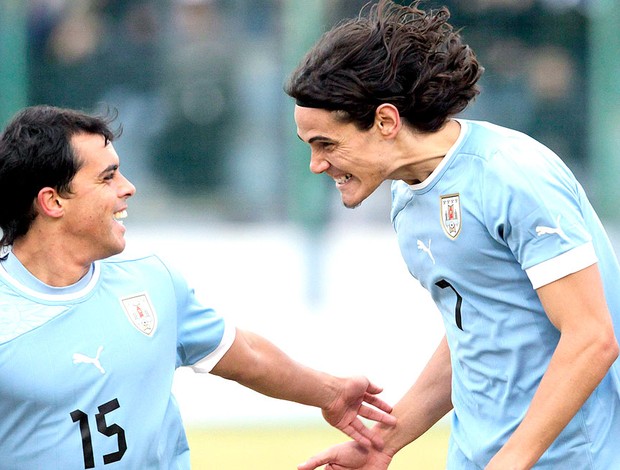 Cavani comemora gol no amistoso do Uruguai contra o Chile para as olimpíadas (Foto: Reuters)