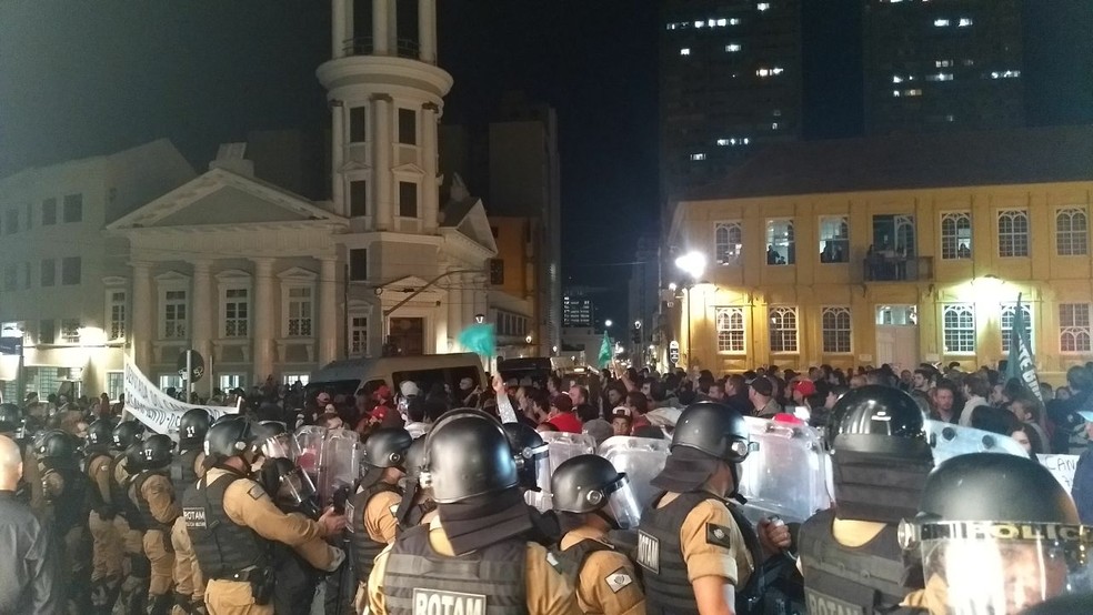 Polícia Militar disse que se deslocou ao protesto ao perceber a movimentação (Foto: Carolina Wolff/RPC)