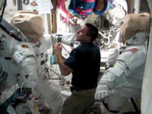 O astronauta Chris Cassidy prepara os trajes espaciais na ISS (Foto: Nasa TV)