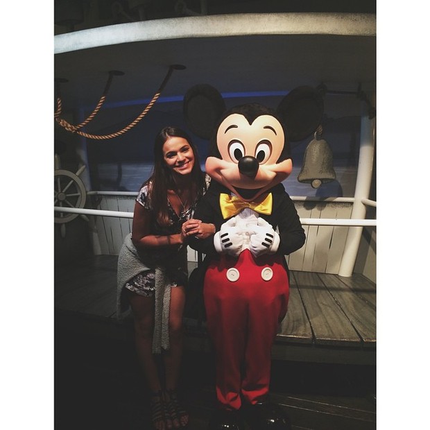 Bruna Marquezine posa com o Mickey em parque em Los Angeles, nos EUA (Foto: Instagram/ Reprodução)