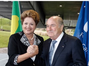 A presidente Dilma Rousseff e o presidente da Fifa, Joseph Blatter, em encontro na Suíça nesta quinta (23) (Foto: Roberto Stuckert Filho / PR)